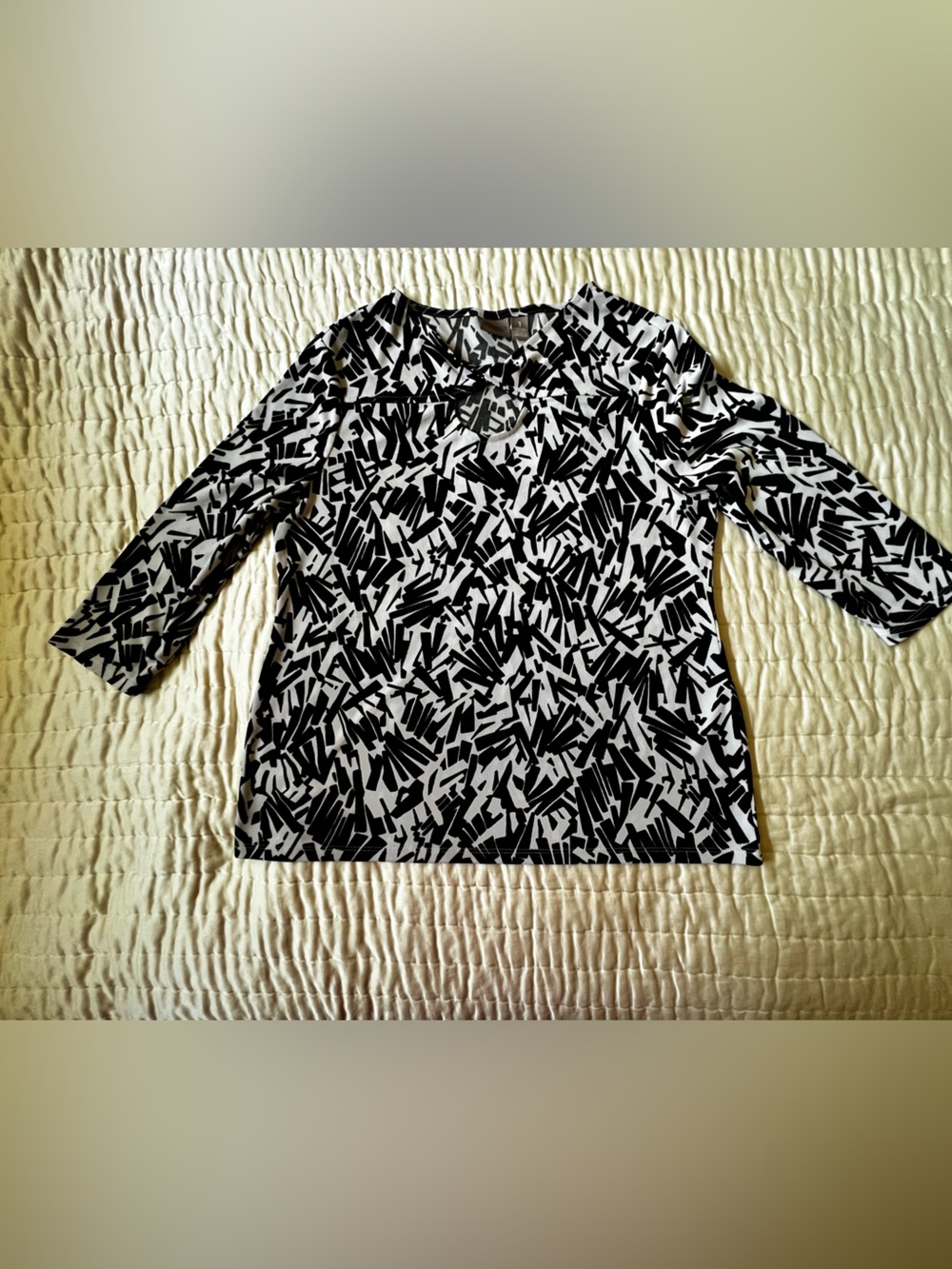 CHICO’s EASY WEAR  SIZE 1   BOLD, BLACK & WHITE ABSTRACT PATTERN.   3/4 SLEEVE